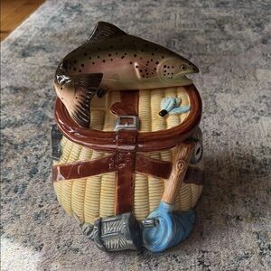 VINTAGE MERCURIES CERAMIC TROUT FLY FISHING WICKER BASKET LOOK COOKIE JAR CABIN